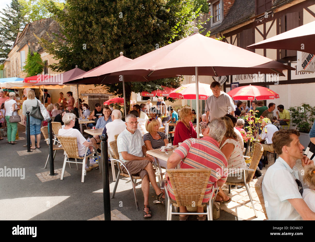 Menschen trinken im Freien in einem Straßencafé im Sommer, das französische Dorf ste Alvère, Dordogne, Frankreich, Europa Stockfoto