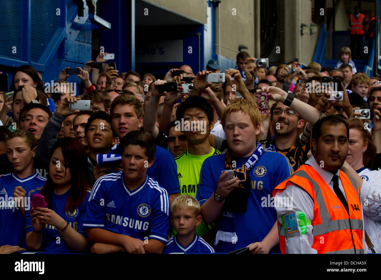 London, UK. 18. August 2013.  Chelsea Fußball-Fans Willkommen zurück Jose Mourinho, wie die special One sein erstes Spiel als Chelsea-Trainer in der englischen premier League gegen Hull FC an der Stamford Bridge übernimmt dabei Stockfoto