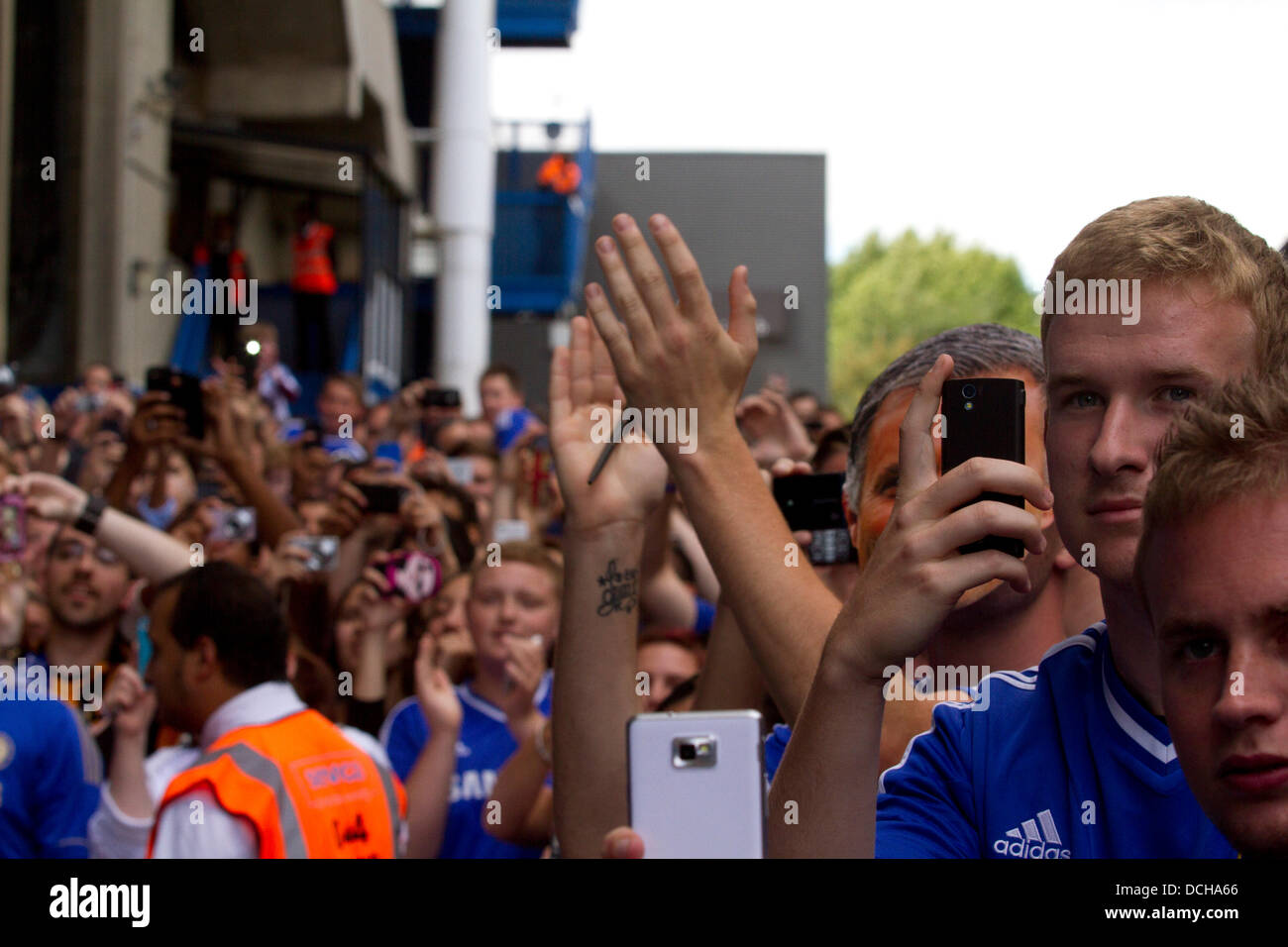 London, UK. 18. August 2013.  Chelsea Fußball-Fans Willkommen zurück Jose Mourinho, wie die special One sein erstes Spiel als Chelsea-Trainer in der englischen premier League gegen Hull FC an der Stamford Bridge übernimmt dabei Stockfoto