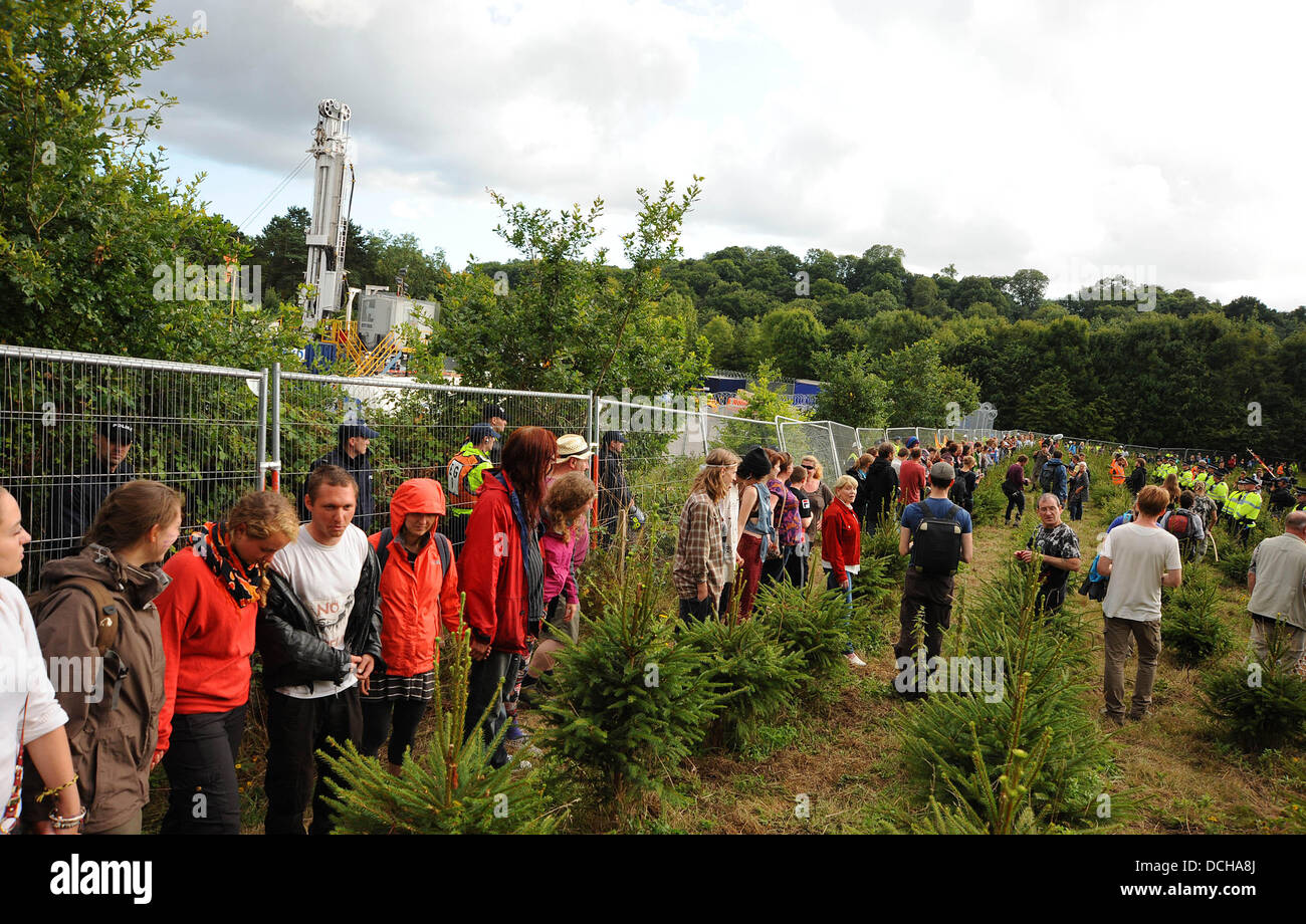 Balcombe, West Sussex, UK. 18. August 2013. Anti-Fracking verwalten Demonstranten bilden einen Ring um die Cuadrilla Bohren Website Stockfoto