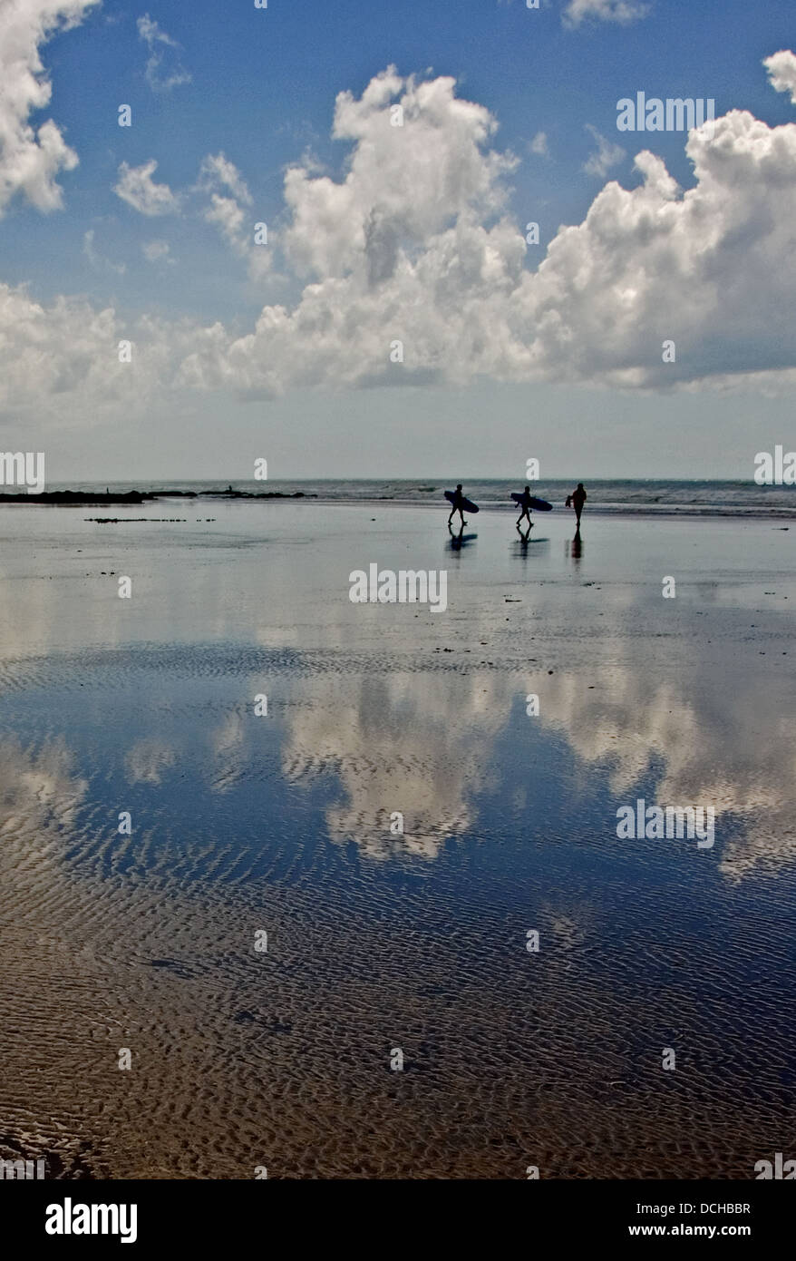 Abstrakte Bilder von Wolken, die sich bei Ebbe im feuchten Sand an einem Strand in der Vendee-Region in Frankreich spiegeln. Stockfoto