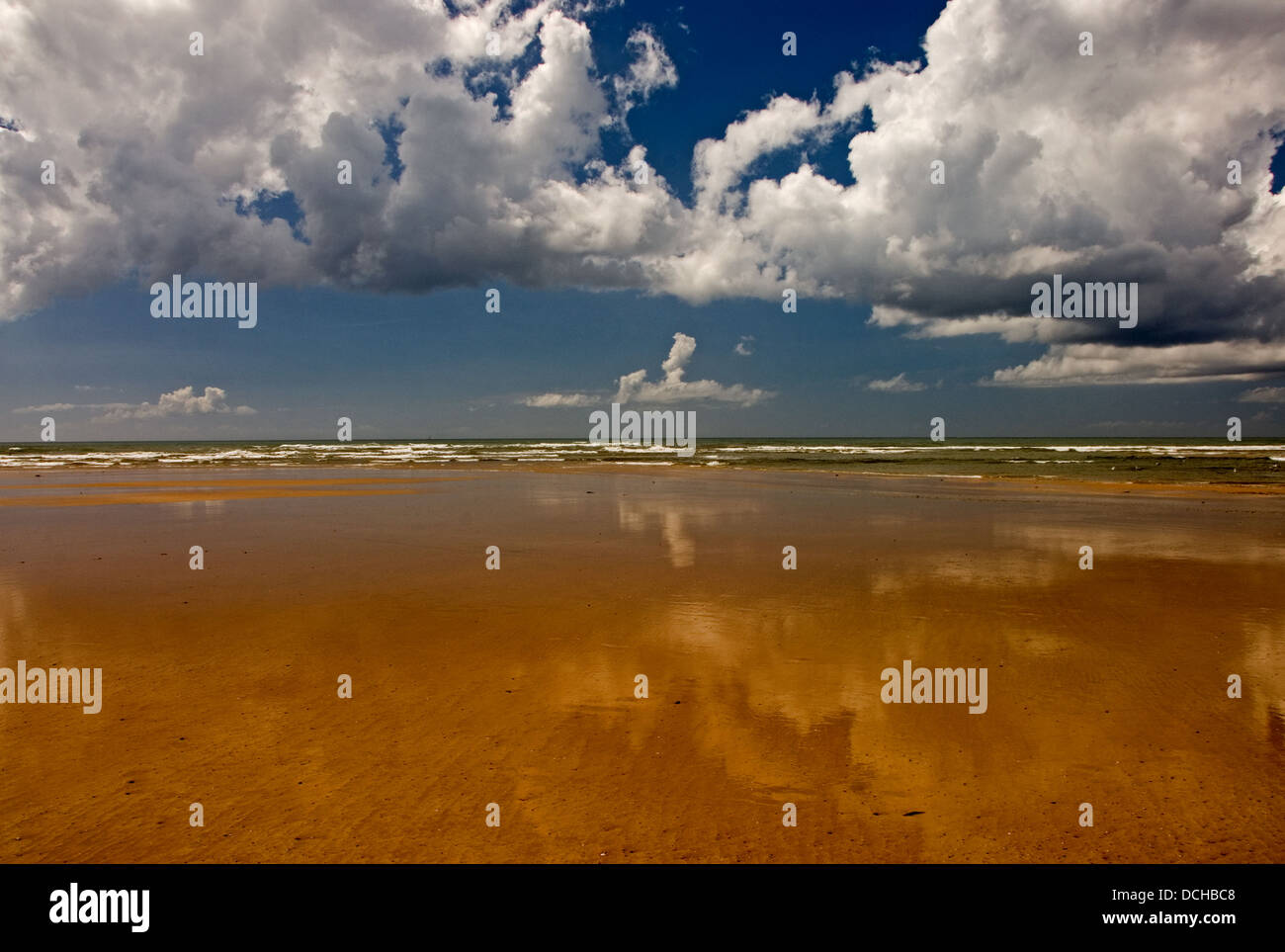 Abstrakte Bilder von Wolken reflektiert im nassen Sand. Stockfoto