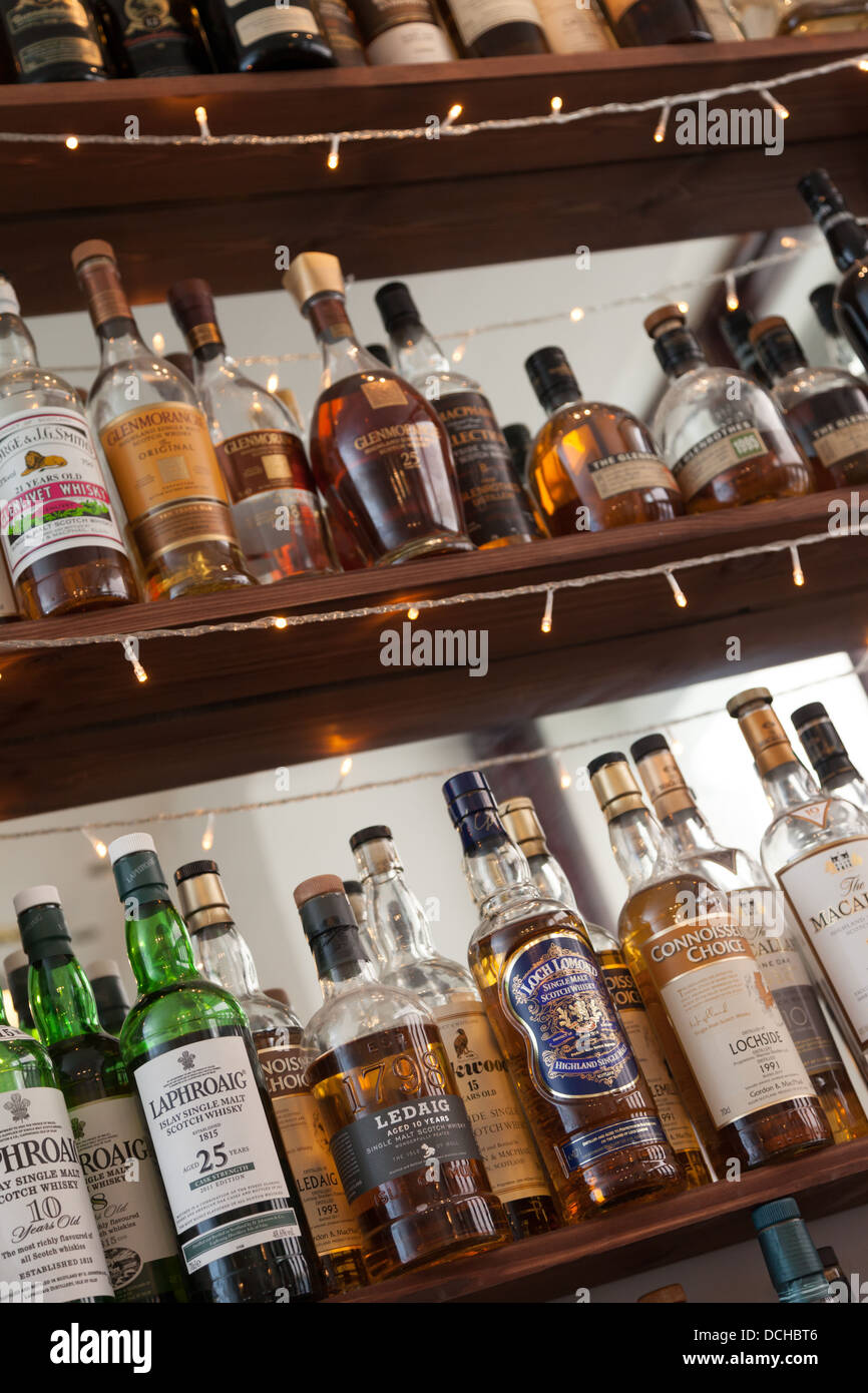 Flaschen von Single Malt Whisky auf einen Balken anzeigen Stockfoto