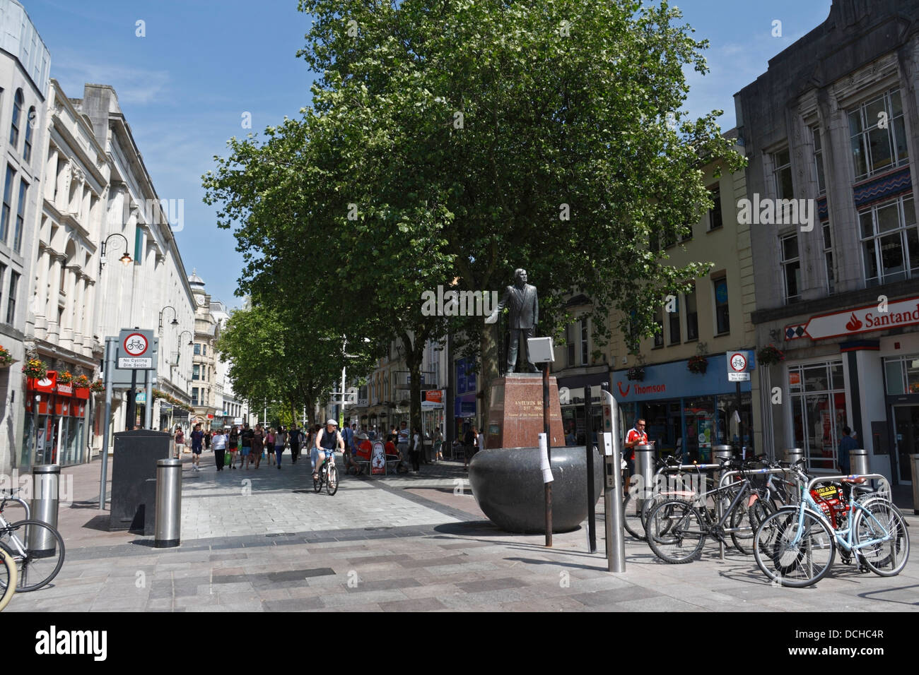 Queen Street im Stadtzentrum von Cardiff, Wales UK, Einkaufszentrum Fußgängerzone, Aneurin Nye Bevan Statue, Fahrradparkplatz Stockfoto