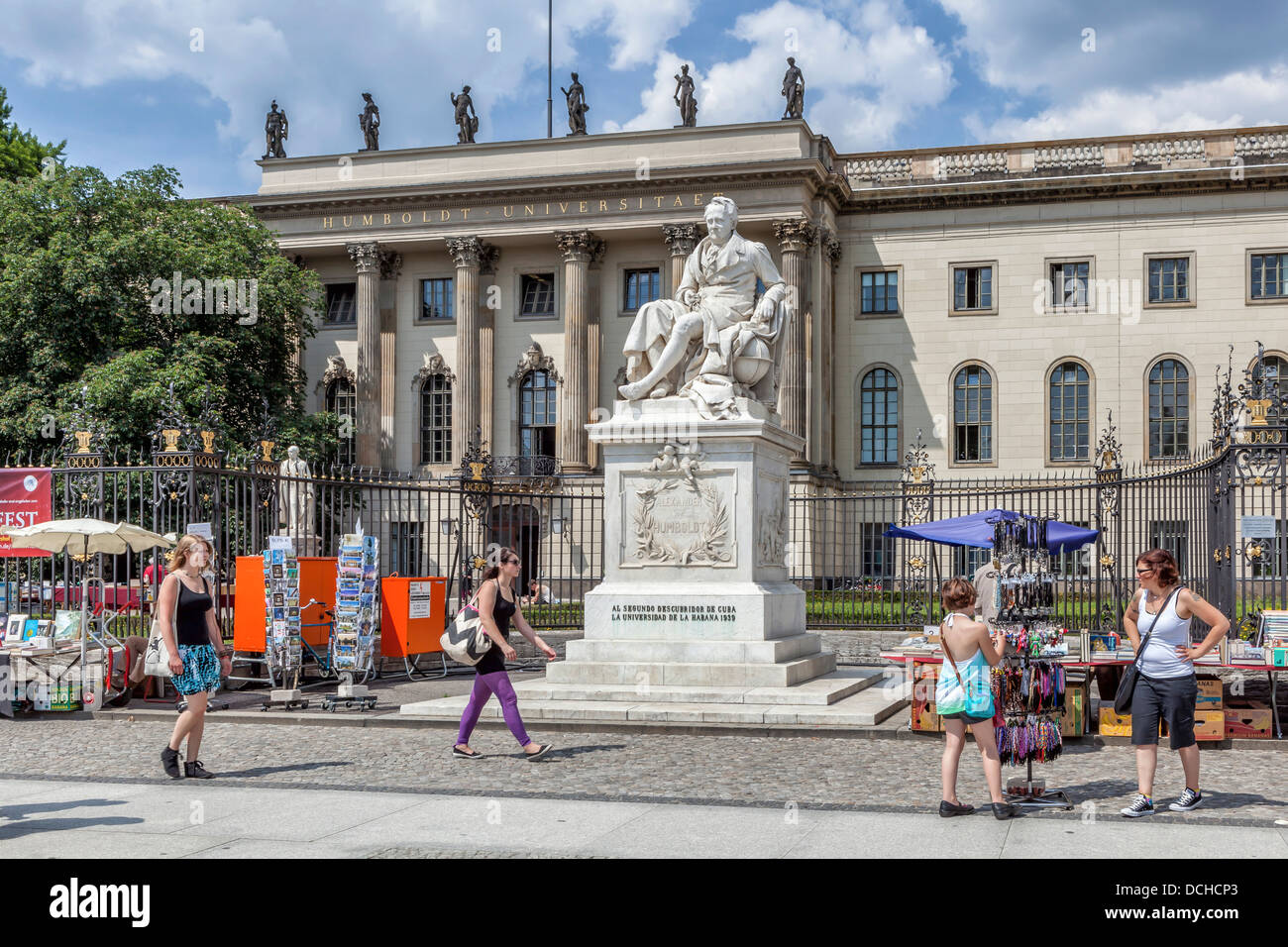 Statue von Alexander von Humboldt vor der Humboldt-Universität Unter Den Linden, Berlin von Wilhelm von Humboldt gegründet Stockfoto