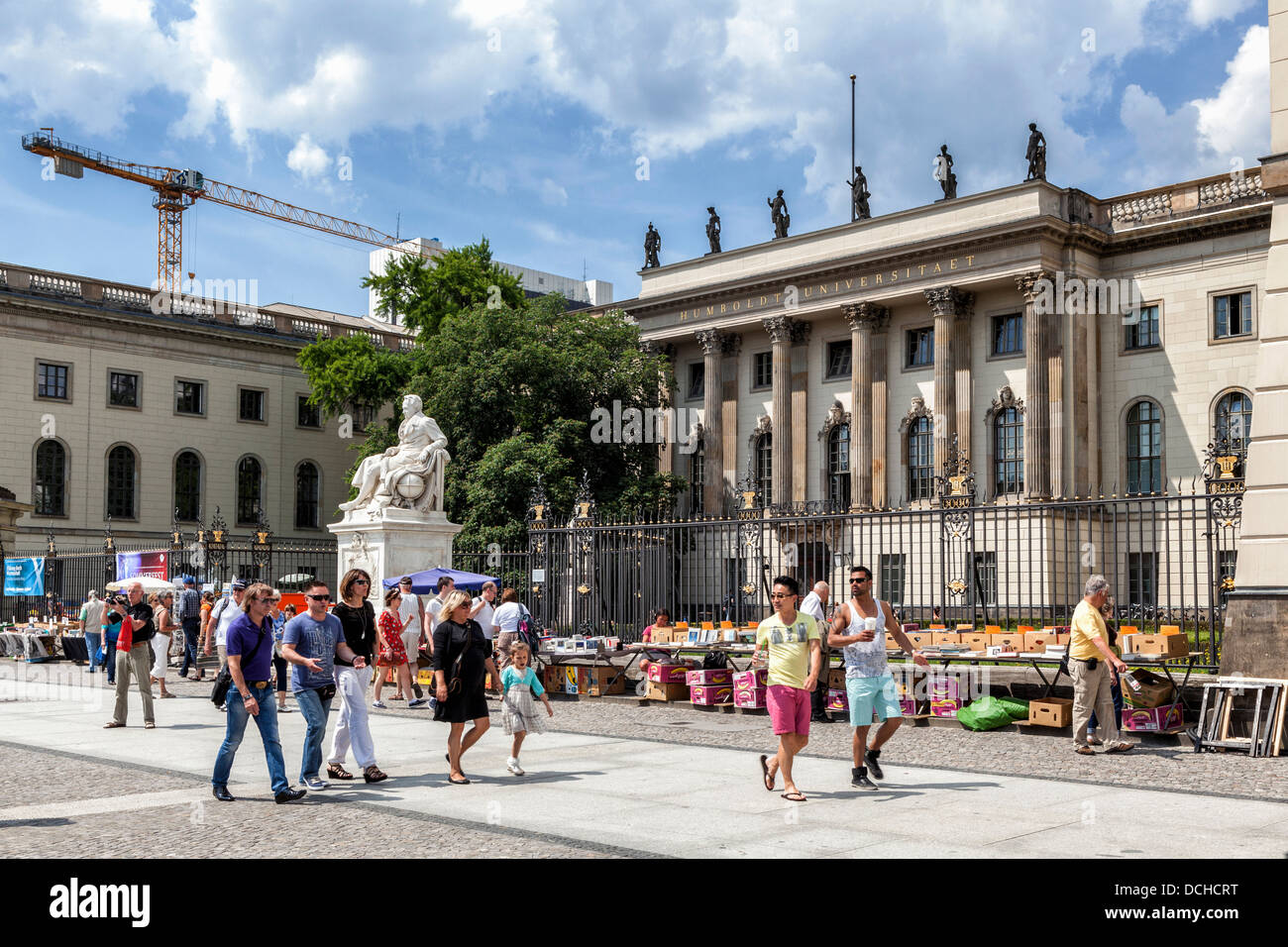 Menschen zu Fuß vorbei an der Humboldt-Universität, gegründet von Wilhelm von Humboldt in Berlin, Unter Den Linden, Mitte, Stockfoto