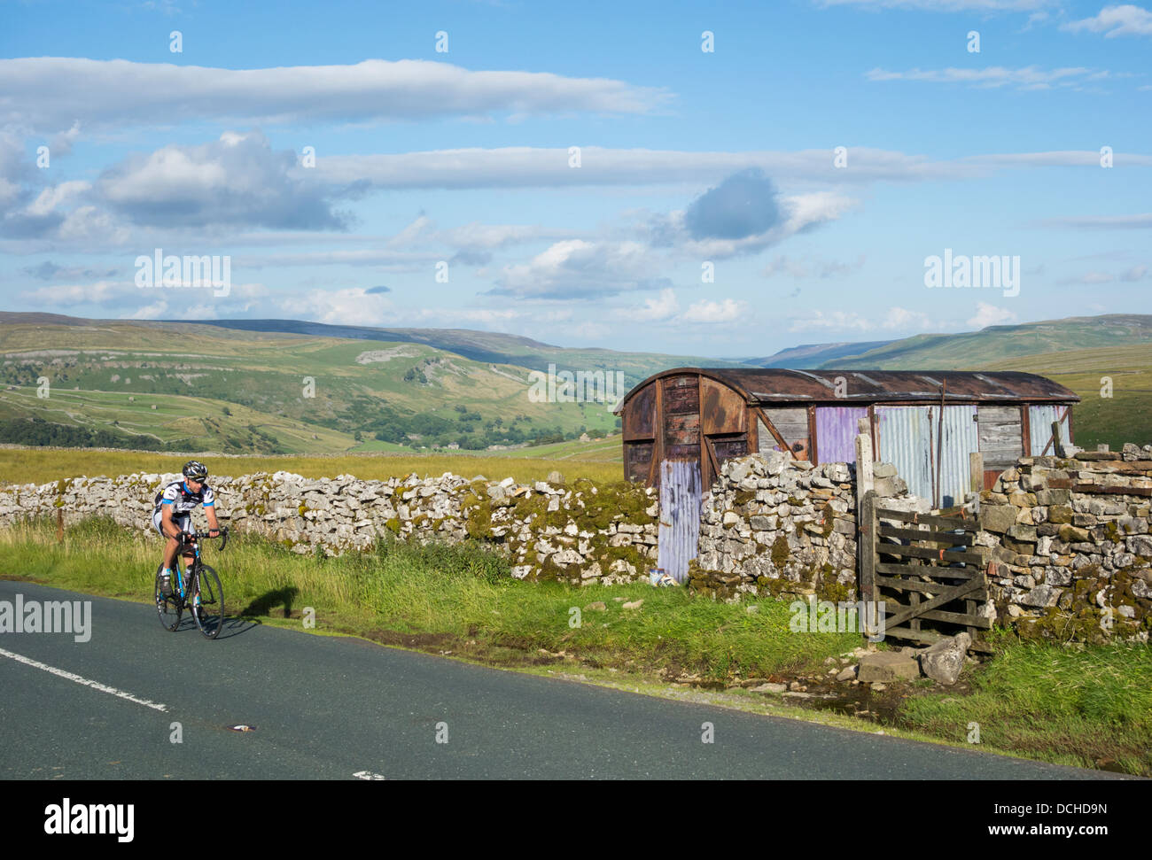 Radfahrer auf den Aufstieg über Buttertubs Pass in Yorkshire Dales National Park. Yorkshire, England, Vereinigtes Königreich Stockfoto
