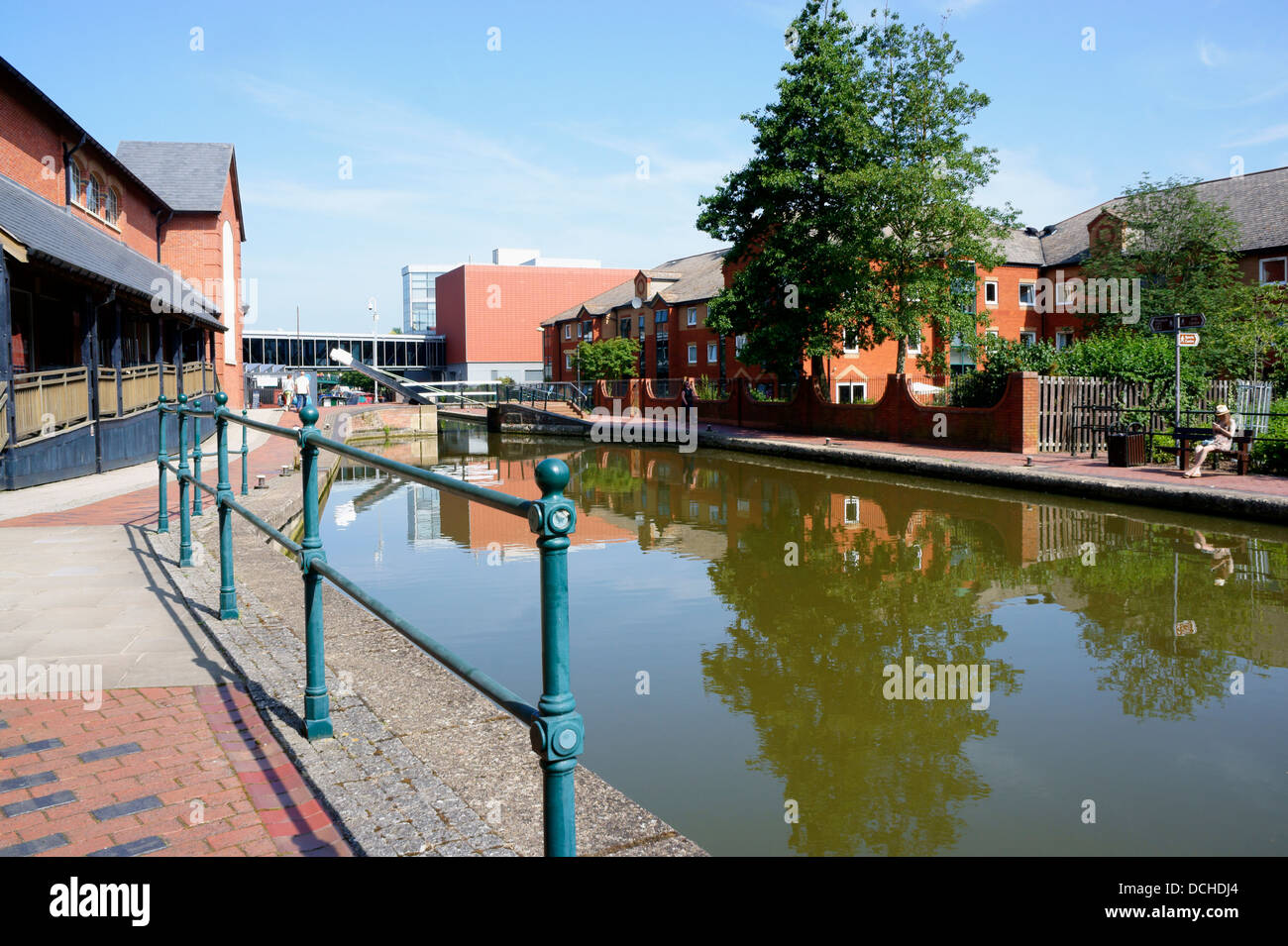 Oxford-Kanal läuft neben Schloss Quay Einkaufszentrum in Banbury, Oxfordshire, England. Stockfoto