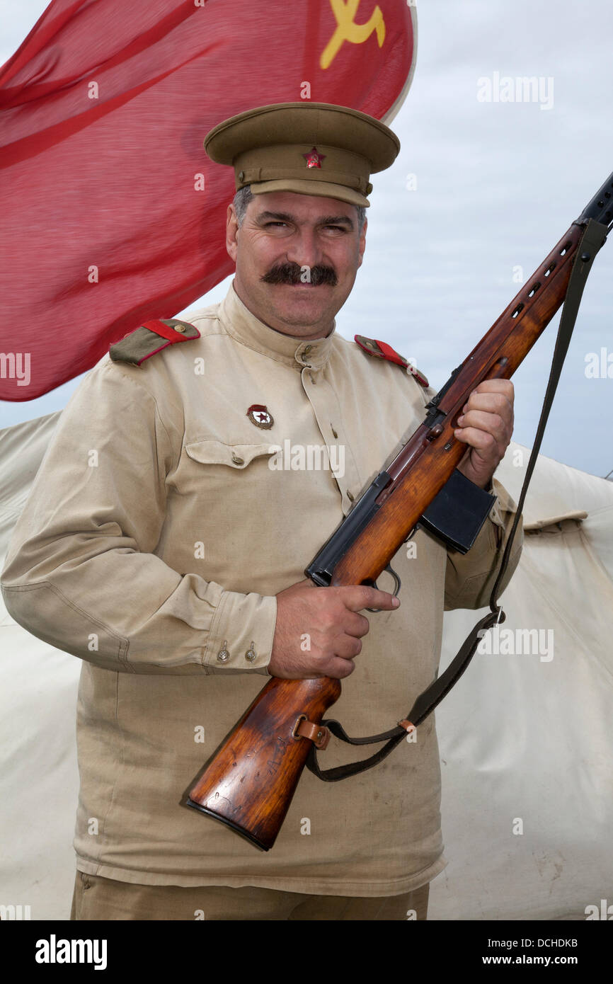 Die russischen Soldaten, militärische reenactor in Lytham, Blackpool. 18 August, 2013. Brian Ledgard vom Bradford mit einer 7,62 mm Tokarev selbstladende Waffe (SVT-40) ein Re-Enactor tragen das Kostüm von ein russischer Soldat auf der Lytham 1940 Kriegszeit Festival auf Lytham Grün, Lancashire, UK statt. Stockfoto