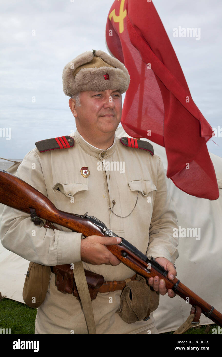 Russische Soldaten, Militärreenaktor in Lytham, Blackpool. 18.. August 2013. Paul Fricker (MR) aus Northallerton trägt Shapka-ushanka, einen Re-enactor mit einem Mosin-Nagant Modell 1891/30 Gewehr und trägt das Kostüm eines russischen Soldaten auf dem Lytham 1940er Kriegsfestival in Lytham Green, Lancashire, Großbritannien. Stockfoto