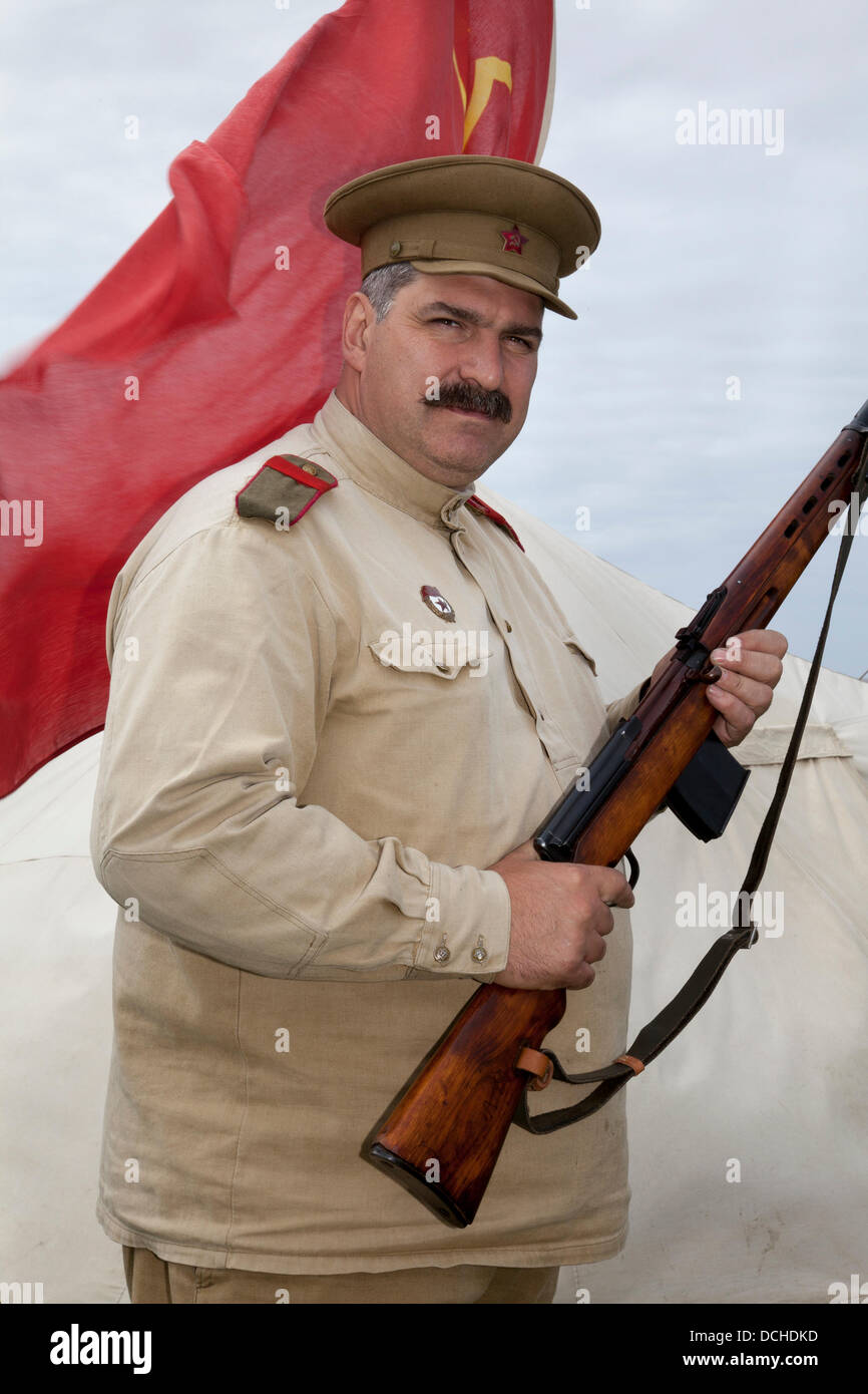 1940 Mann der Kriegsarmee in Lytham, Blackpool. 18.. August 2013. Brian Ledgard aus Bradford mit einem selbstladeenden Gewehr aus Tokarev aus dem Jahr 7,62mm (SVT-40) ein Re-enactor, der das Kostüm eines russischen Soldaten auf dem Krieg in Lytham der 40er Jahre, der Ära 1940s, am Kriegswochenende der 40er Jahre, auf Lytham Green, Lancashire, Großbritannien, trug. Stockfoto
