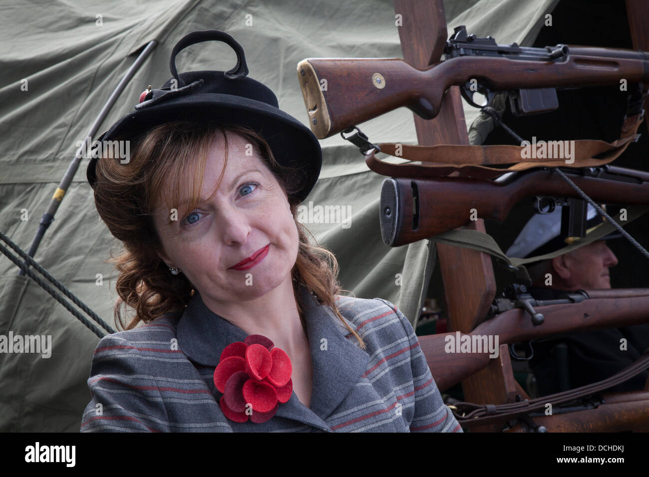 Lytham, Blackpool. 18.. August 2013. Susan Newbold von Preston eine Reenakteurin mit 1940er-Fashion-Outfit beim Lytham 1940er-Kriegsfestival, Ära 1940s, 40er-Kriegswochenende, Kriegsnachstellung auf Lytham Green, Lancashire, Großbritannien. Stockfoto