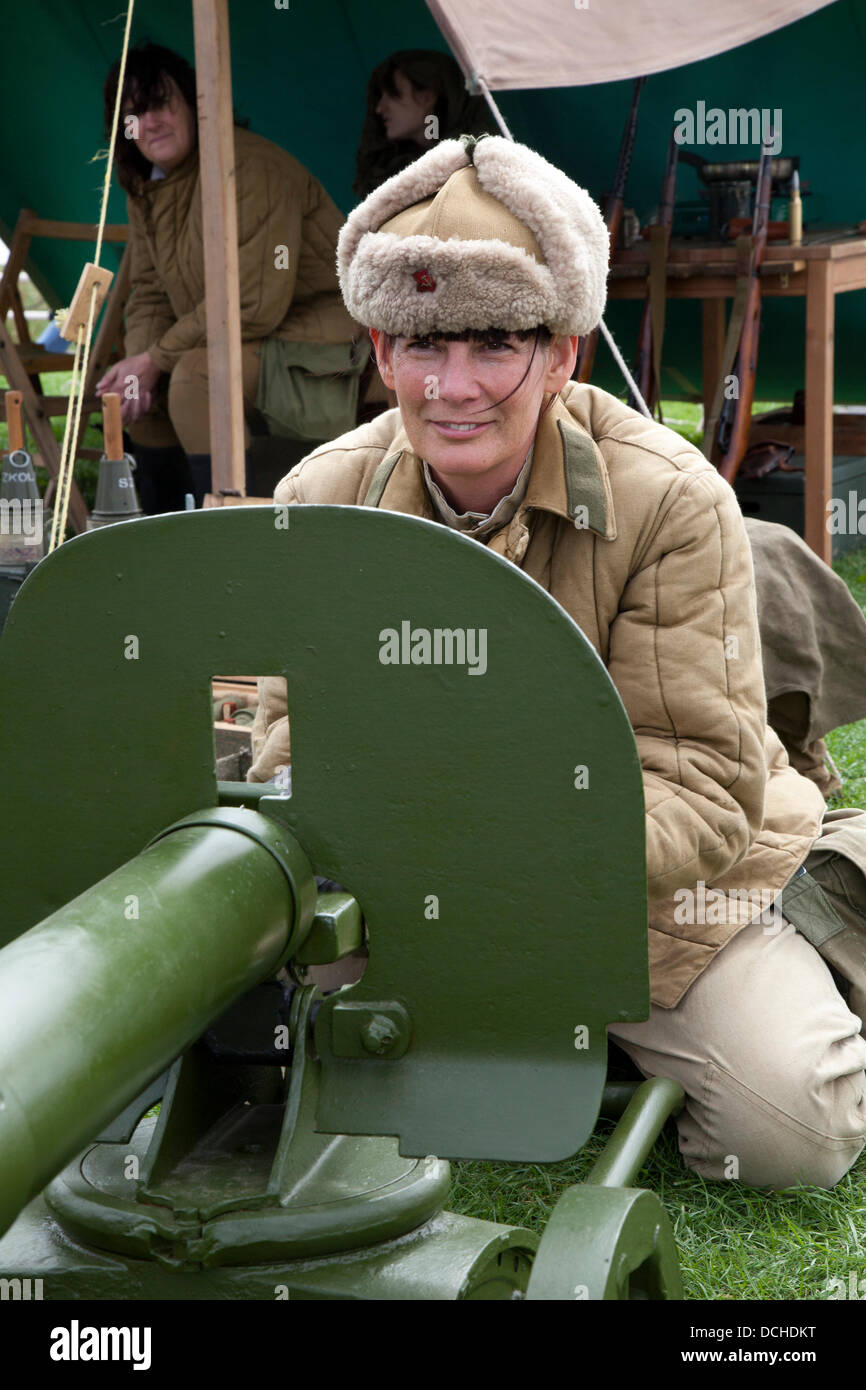 Russische Soldaten, militärischer Reenactor in Lytham, Blackpool. Jackie Foggin aus Newcastle mit einem Maxim-Tokarev-Maschinengewehr (Russland / UdSSR), ein Re-Schauspieler, der das Kostüm eines russischen Soldaten auf Lytham 1940er Kriegsfestival trägt, das auf Lytham Green, Lancashire, Großbritannien, stattfand. Stockfoto
