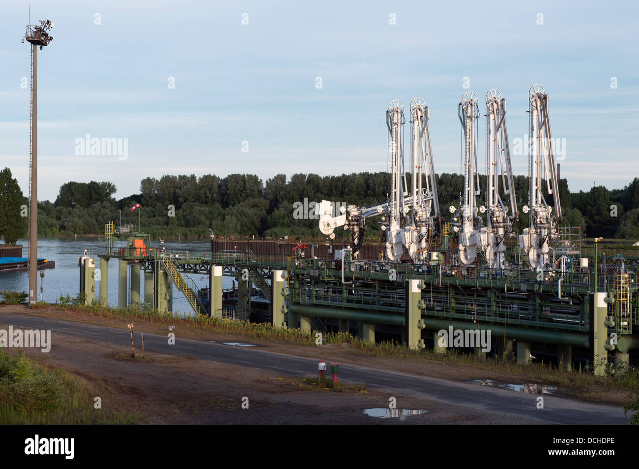 Öl-Raffinerie terminal neben dem Fluss Rhein, Köln, Deutschland. Stockfoto Öl-Raffinerie terminal neben dem Fluss Rhein, Köln, Deutschland. Stockfoto