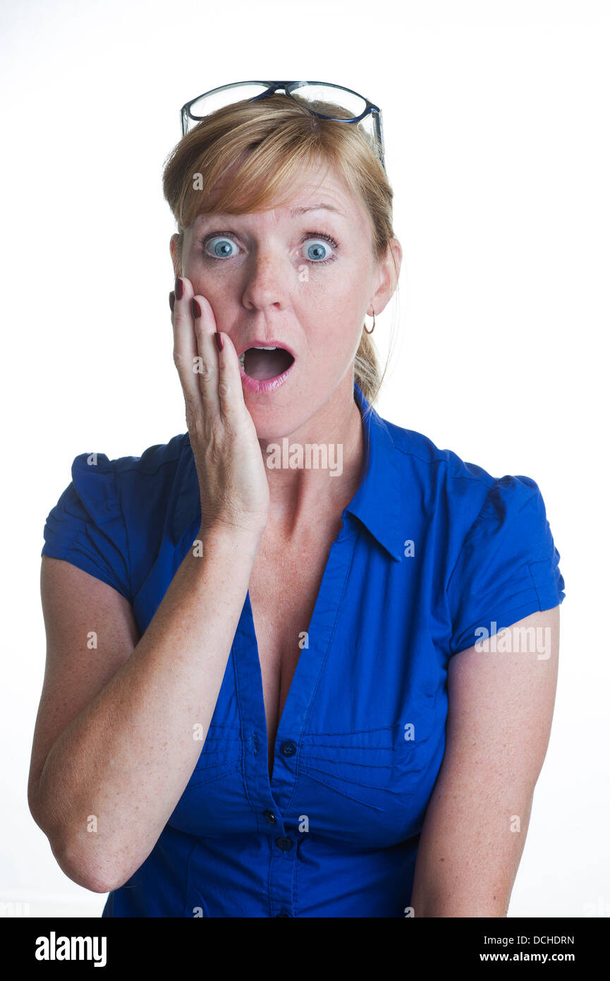 Porträt einer Frau in blauem Hemd und überrascht Ausdruck auf ihrem Gesicht Stockfoto