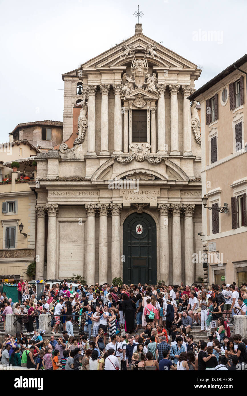 Masse der Touristen neben den Trevi-Brunnen, Rom, Italien Stockfoto