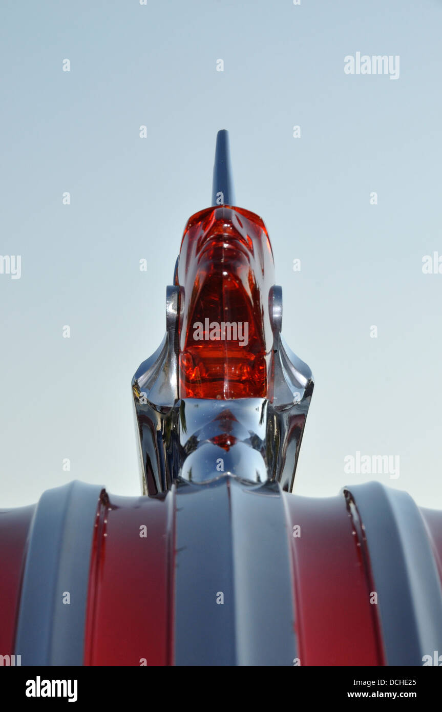 Kapuzenschmuck von 1951 Pontiac Chieftan, Car Show, Boise, Idaho Stockfoto