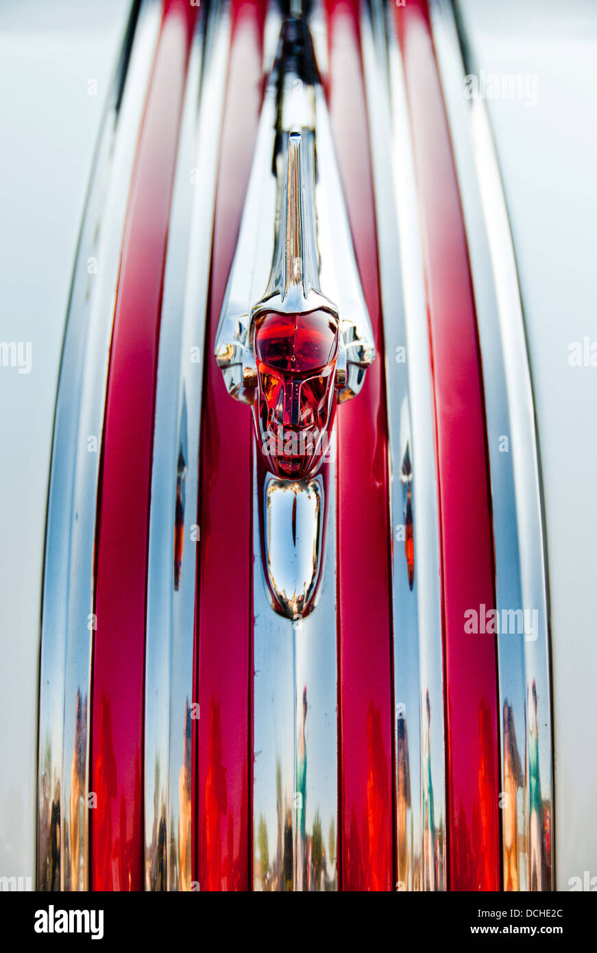 Kapuzenschmuck von 1951 Pontiac Chieftan, Car Show, Boise, Idaho Stockfoto
