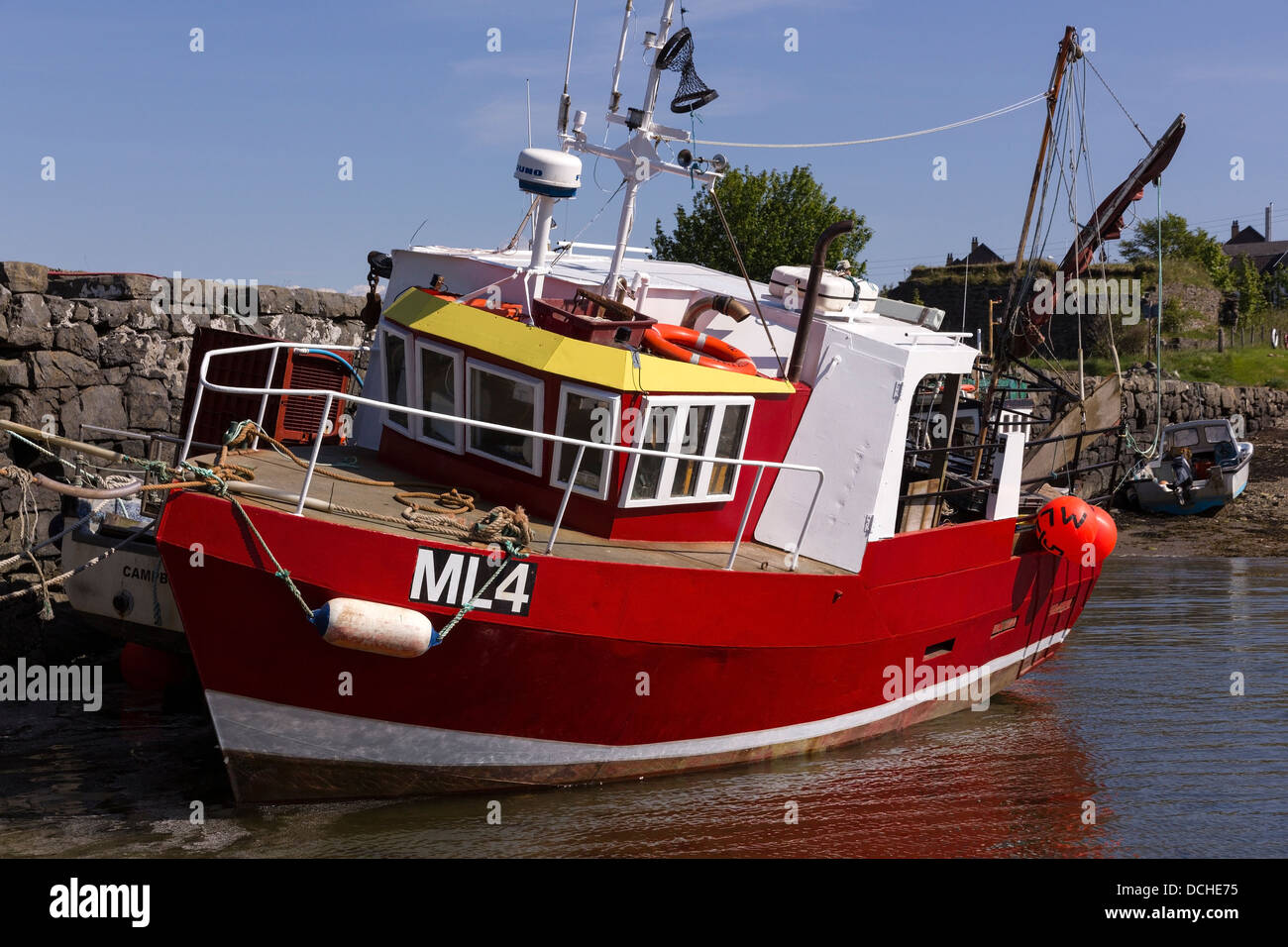 Moderne kleine rote und weiße Fischerboot / Trawler vor Anker bei Broadford Pier, Broadford, Isle Of Skye, Schottland, UK Stockfoto