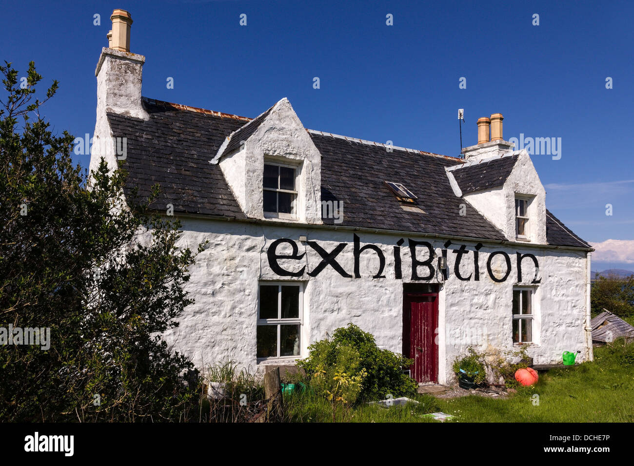 Alten weißen gemalten "Ausstellung" Croft Hütte gegen blauen Himmel, Broadford, Isle Of Skye, Schottland, Vereinigtes Königreich Stockfoto