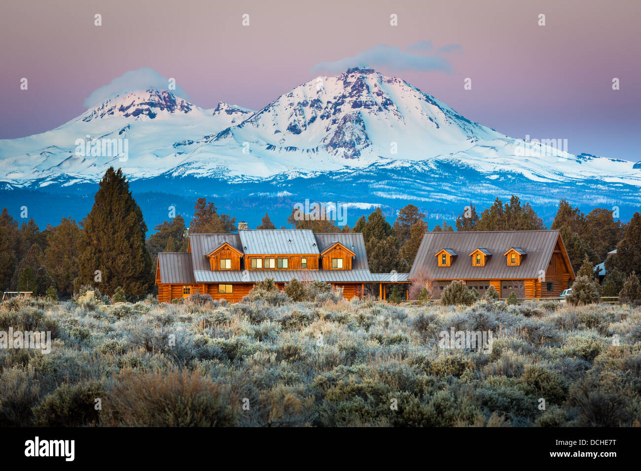 Ranch und im Süden und Norden Schwester Gipfel in Oregon dahinter Stockfoto