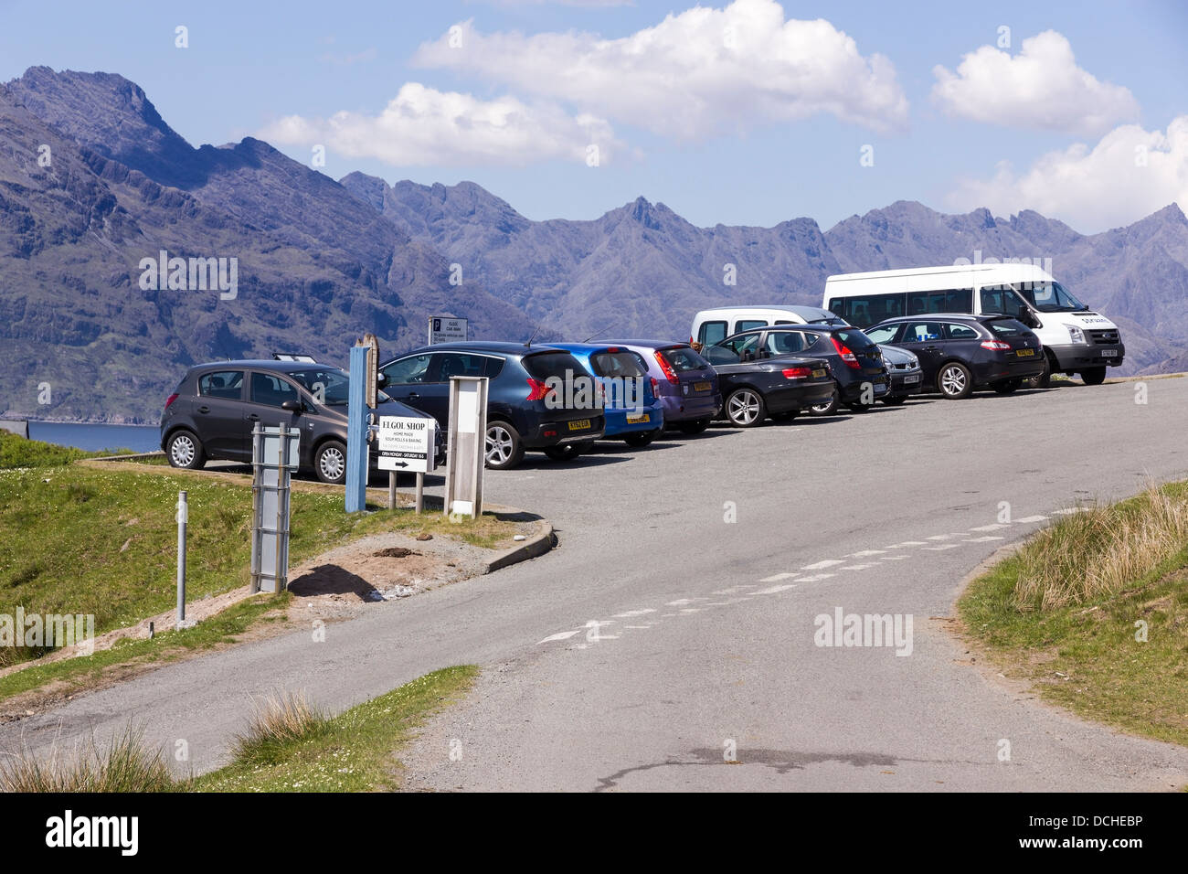 Autos in Elgol Parkplatz mit dramatischen Black Cuillin Gebirges jenseits Elgol, Isle Of Skye, Schottland, Vereinigtes Königreich Stockfoto