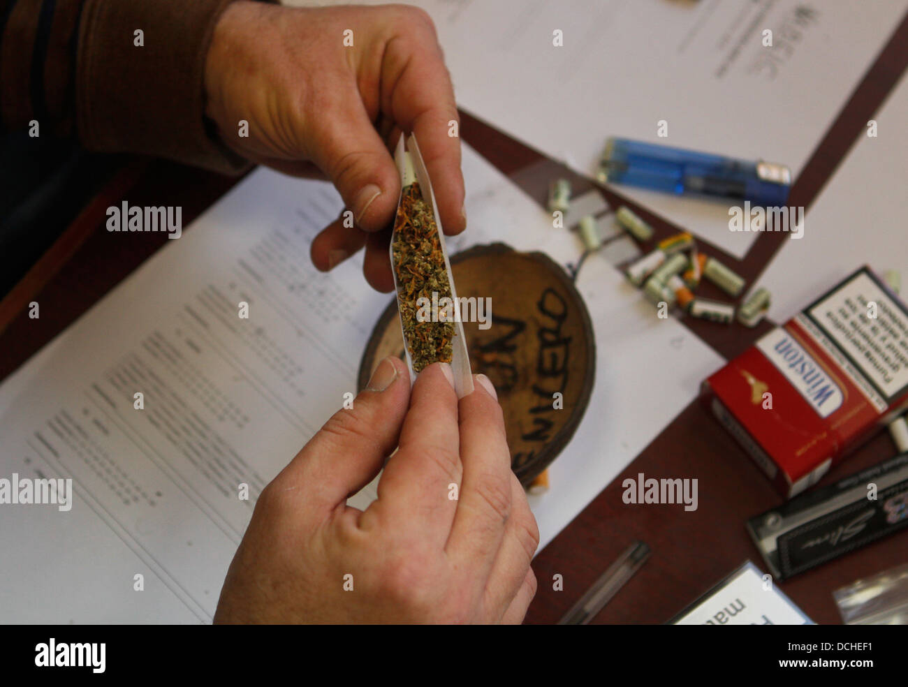 Ein Mann rollt eine Hanf gemeinsame auf der Insel Mallorca, Spanien Stockfoto