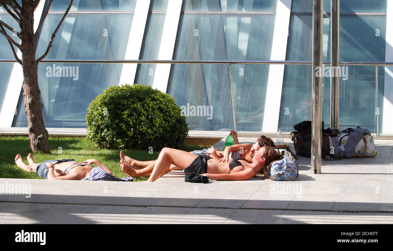 Passagiere von Fluggesellschaften warten normativen ihren Flug im Flughafen Palma de Mallorca, Spanien Stockfoto