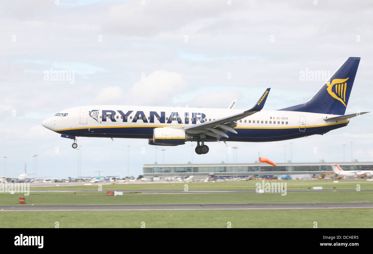 Ryanair-Flug landet auf dem Flughafen Dublin Stockfoto