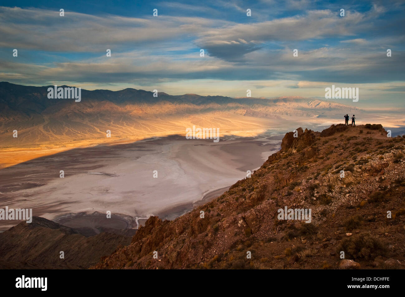 Touristen, die mit Blick auf Panamint Berge über Badwater Basin, aus Dantes View, Death Valley Nationalpark, Kalifornien Stockfoto