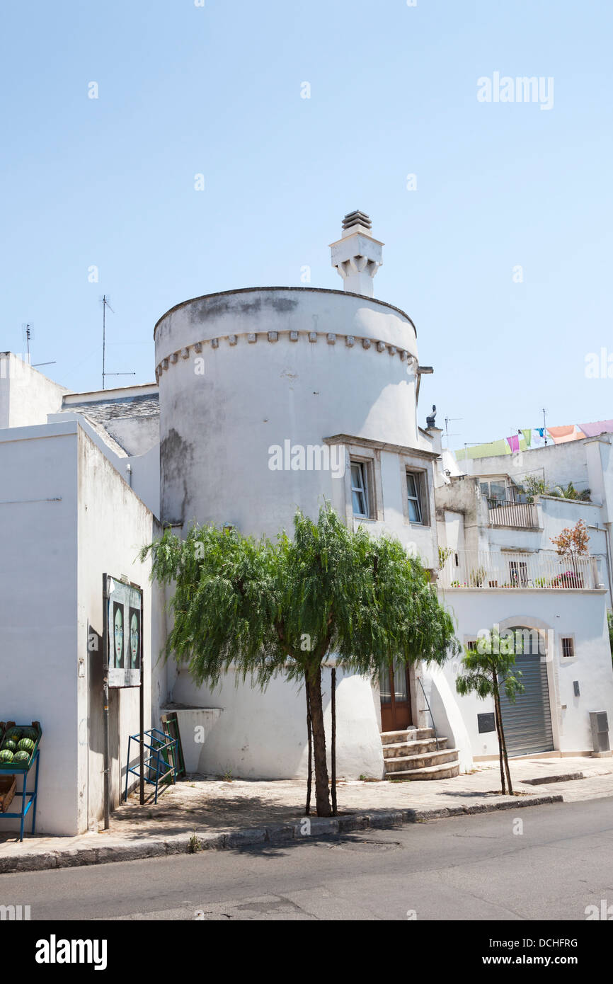 Ungewöhnliche weiße Runde Haus, möglicherweise einen Teil der alten Stadtmauer, in die Hügel Stadt Martina Franca, Apulien, Süditalien Stockfoto