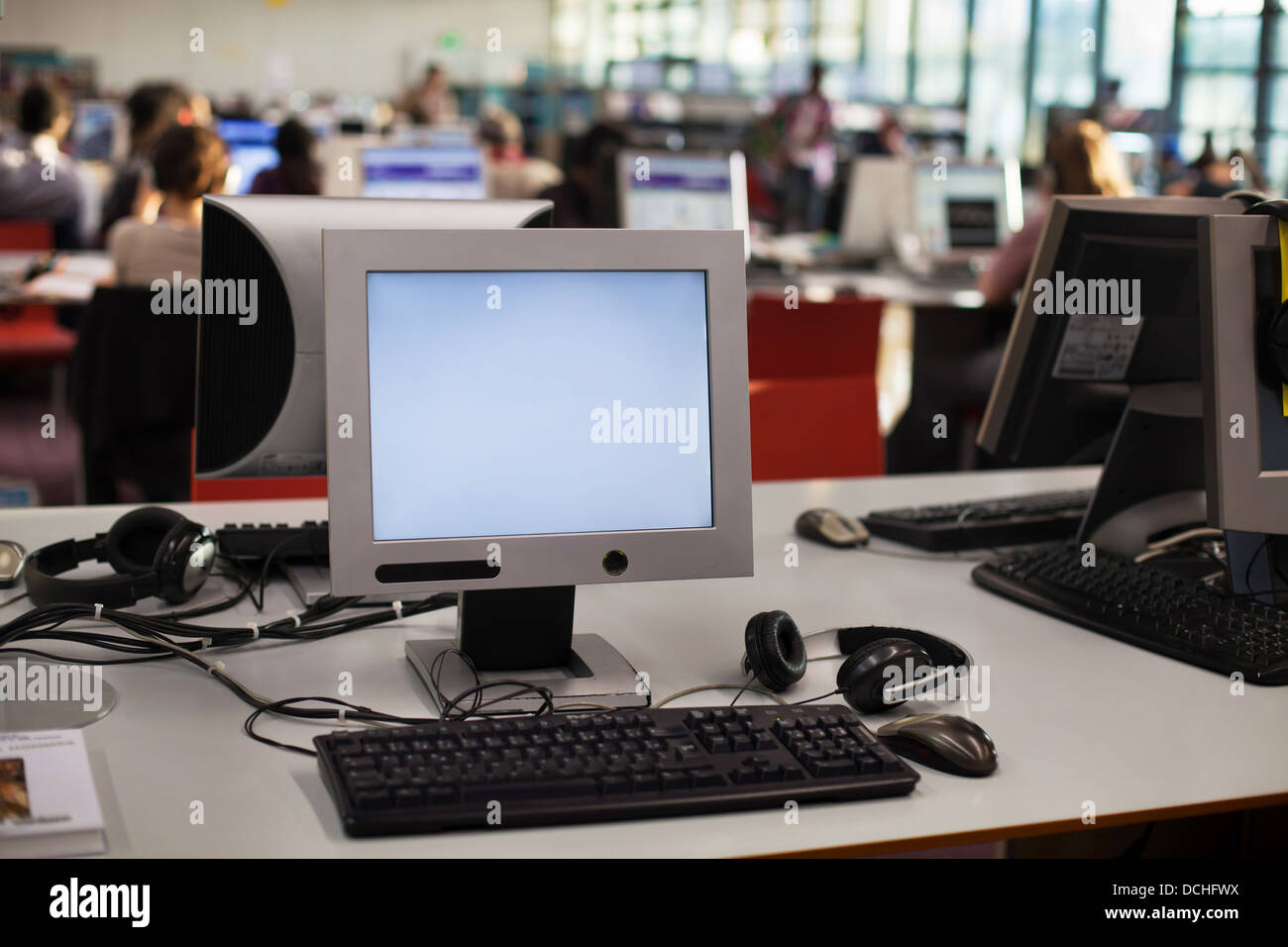 Computer mit leeren Bildschirm im Büro oder Bibliothek Stockfoto
