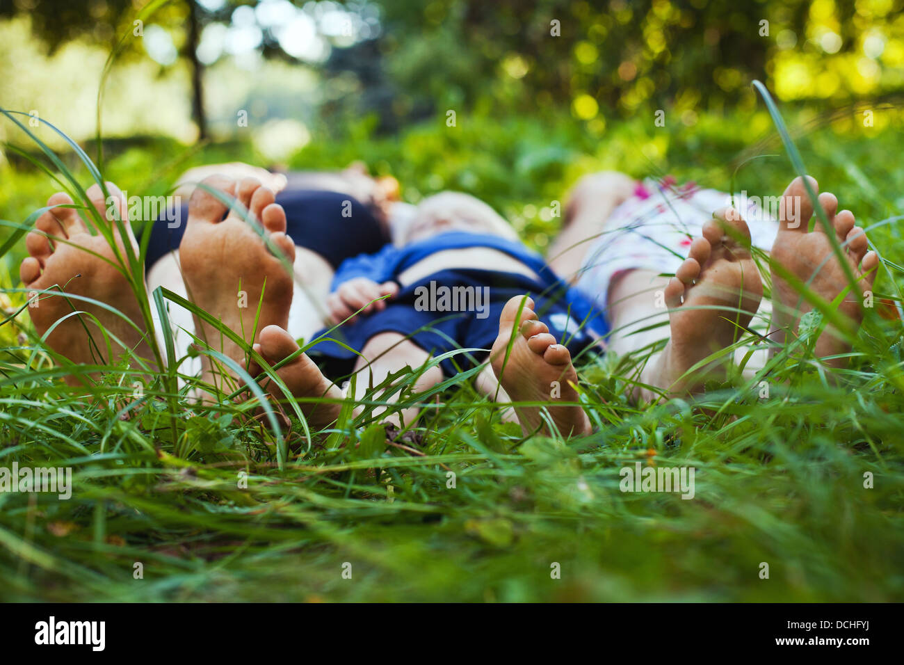 Familie entspannend auf dem Rasen Stockfoto
