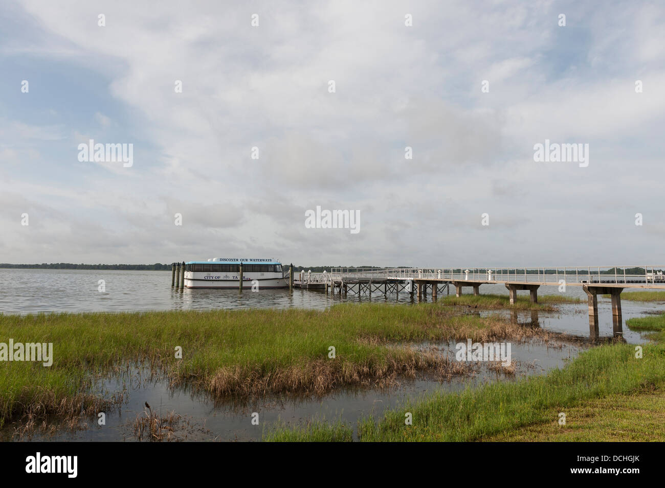 Entdecken Sie unsere Wasserstraßen-Bootstour in die Stadt Tavares, in Lake County Florida USA Stockfoto