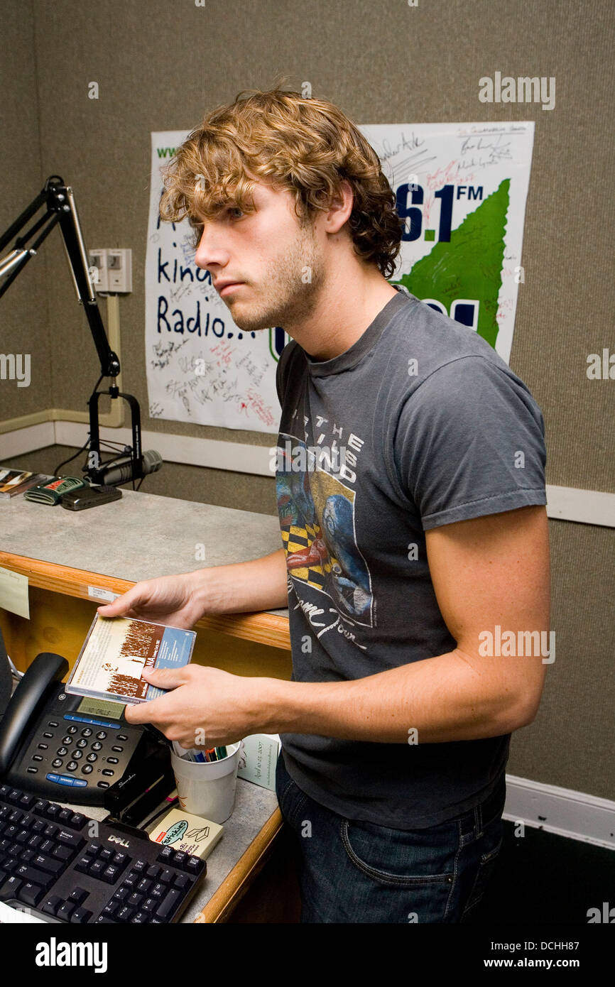 Aufnahme Künstler Jon McLaughlin führt in einem Radiostudio am 29. März 2007 zur Unterstützung seines Albums "Indiana". Stockfoto
