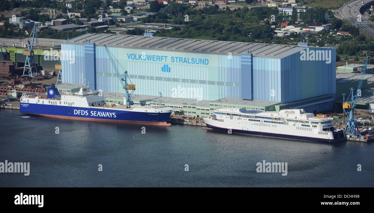 Die ehemalige Scandlines Fähre "Berlin" (R) liegt am Kai Ausrüstung der insolventen P + S Werft folk Werft in Stralsund, Deutschland, 12. August 2013. Die erste von zwei Fähren für die dänische Reederei DFDS (L) liegt zur gleichen Zeit vor der Shipbuilsing-Halle am Kai der Werft Ausrüstung. Russische Investoren zeigten Interesse an den insolventen Schiffbau-Unternehmen welches niemand wollte für eine lange Zeit zu kaufen. Ein Bieterverfahren ist bereits im Gange. Foto: STEFAN SAUER Stockfoto