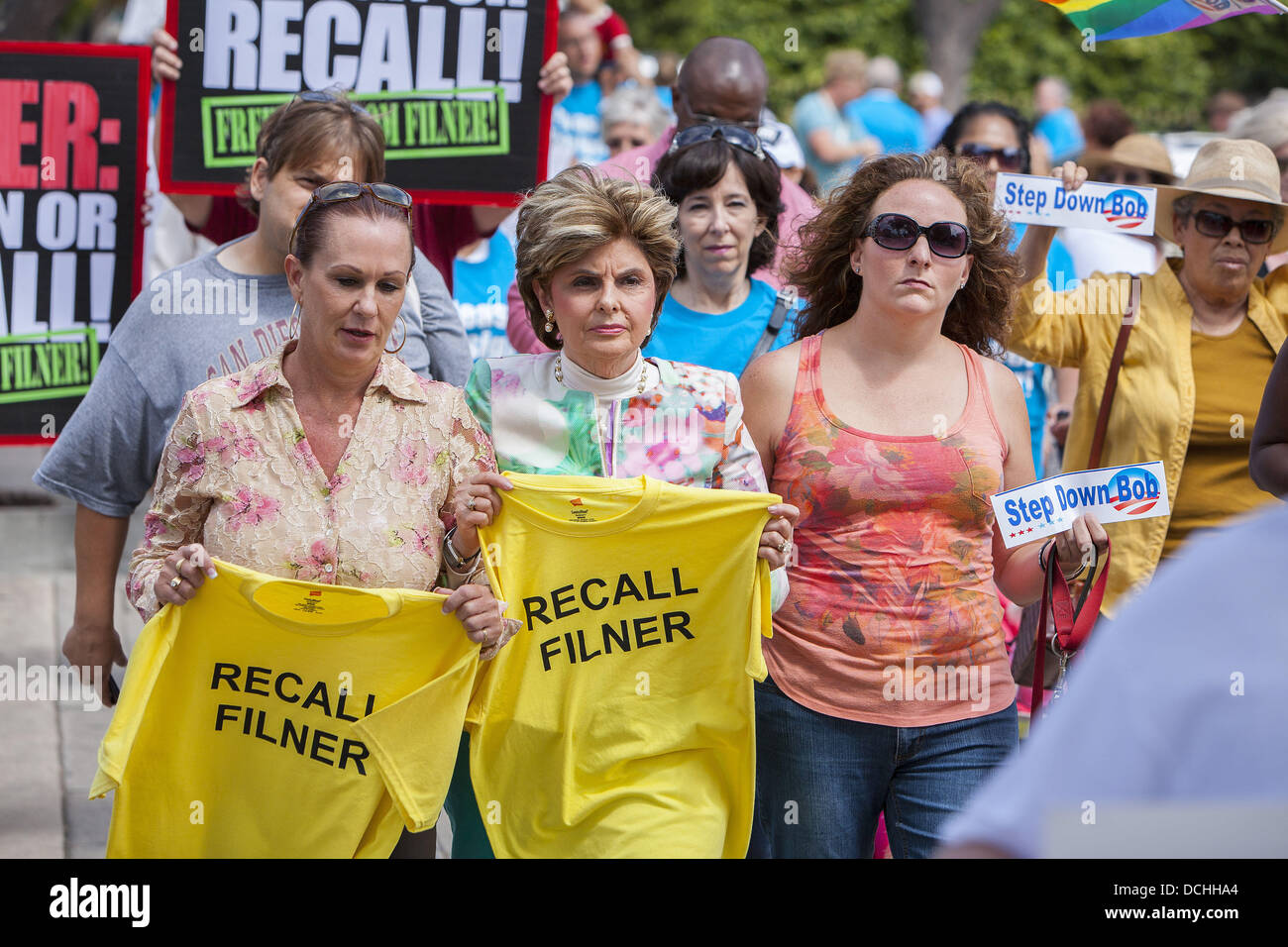 San Diego, Kalifornien, USA. 18. August 2013. Die Rechte der Frau Anwalt Gloria Allred, Arm in Arm mit zwei der mutmaßlichen Opfer, marschiert durch die Straßen der Innenstadt von San Diego während der '' Freiheit von Filner'' Rallye, sammeln Unterschriften, um Bürgermeister Bob Filner erinnern. © Daniel Knighton/ZUMAPRESS.com/Alamy Live-Nachrichten Stockfoto