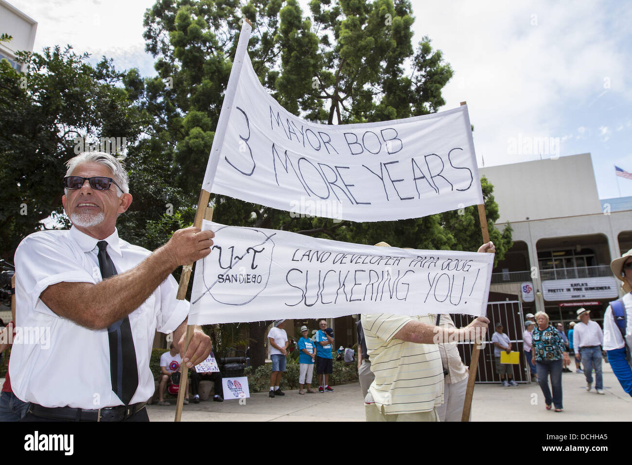 San Diego, Kalifornien, USA. 18. August 2013. Zwei einsame Unterstützer der bedrängten San Diego Bürgermeister Bob Filner trotzten die Masse von etwa 400 Menschen fordern Filner Rückruf sagen, der Aufwand ist ein Grundstück von U-T San Diego Zeitung Besitzer Doug Manchester, wer hat Papier Filners Gegner bei Wahlen im vergangenen Jahr unterstützt. © Daniel Knighton/ZUMAPRESS.com/Alamy Live-Nachrichten Stockfoto