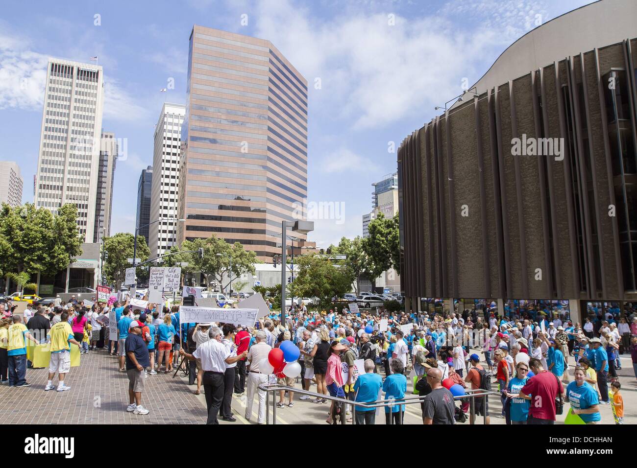 San Diego, Kalifornien, USA. 18. August 2013. Hunderte von Menschen nahmen an einer Kundgebung fordern den Rücktritt oder Abberufung des umstrittenen San Diego Bürgermeister Bob Filner auf Sonntag, 18. August 2013. Rednern gehörten Anwalt Gloria Allred und Event-Veranstalter Kathryn Vaughn. © Daniel Knighton/ZUMAPRESS.com/Alamy Live-Nachrichten Stockfoto