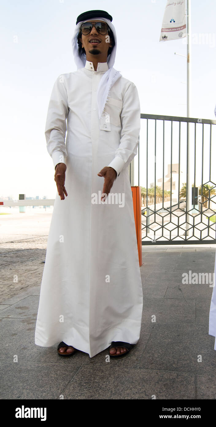 Ein Qatari Mann tragen traditionelle Jalaba und Kufiya. Stockfoto