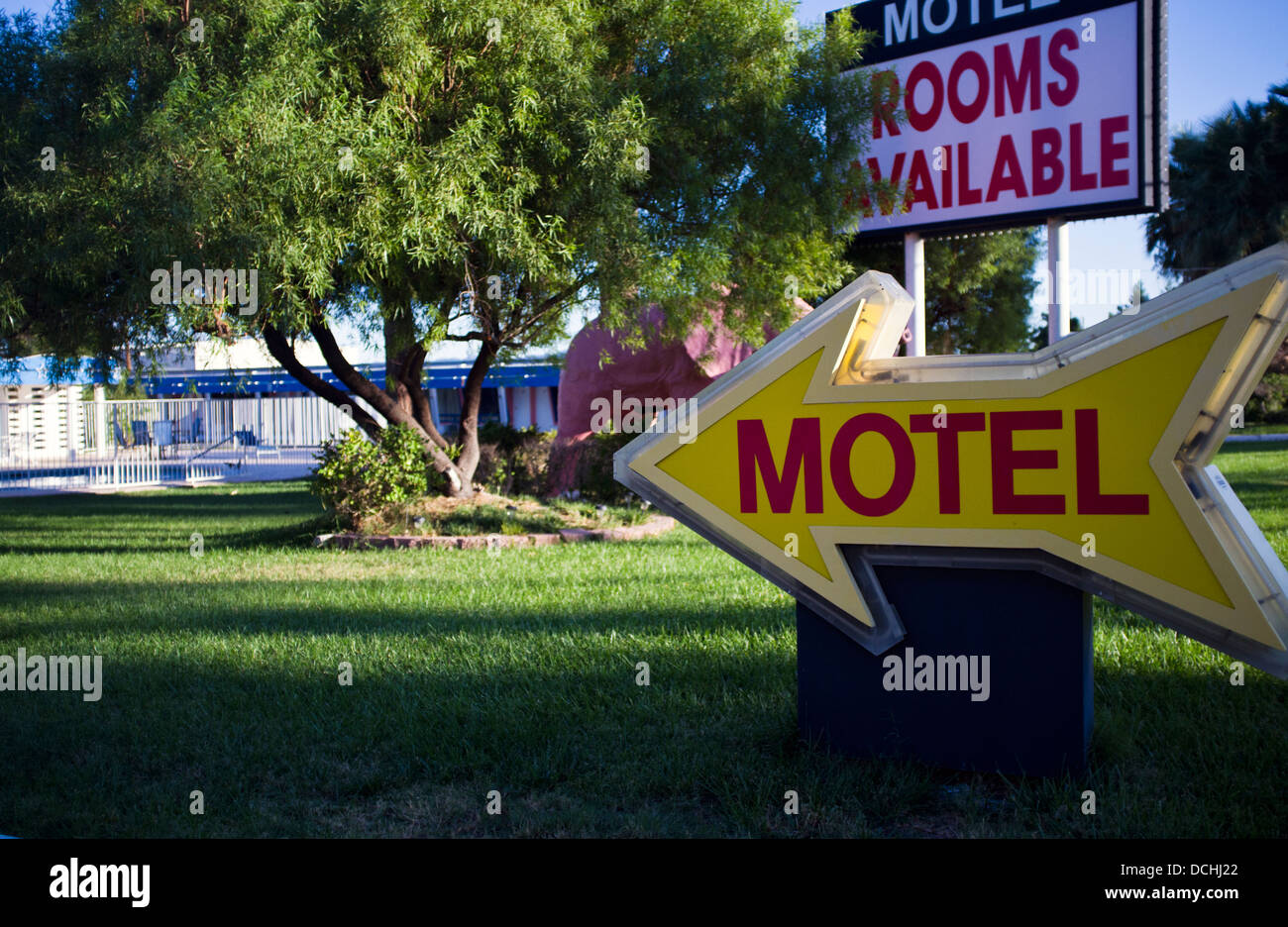 Motel-Schild mit Pfeil in Richtung des Gebäudes Stockfoto