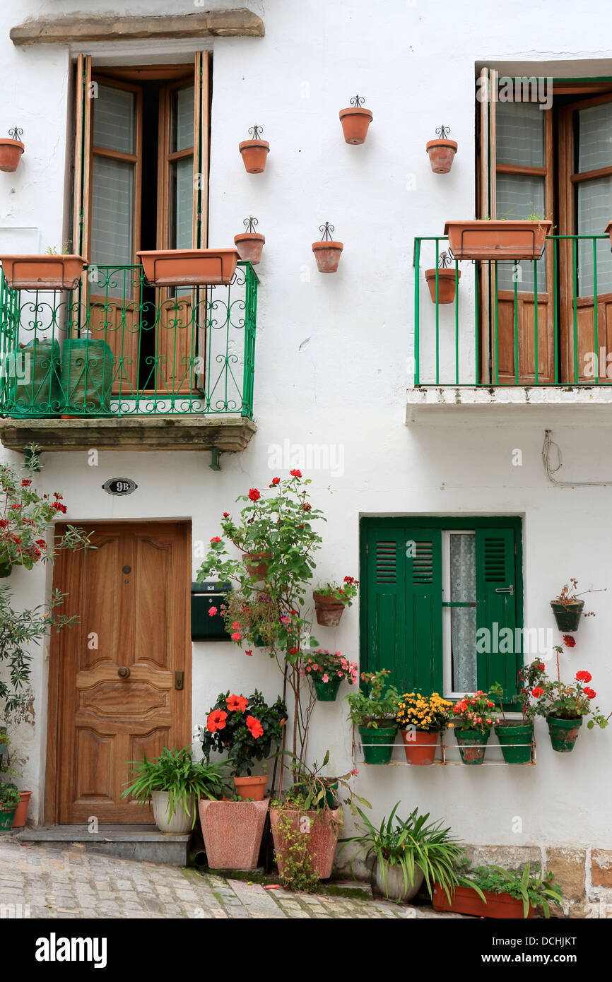 Dekorative Fassade der Residenz in der Altstadt von Hondarribia Stockfoto