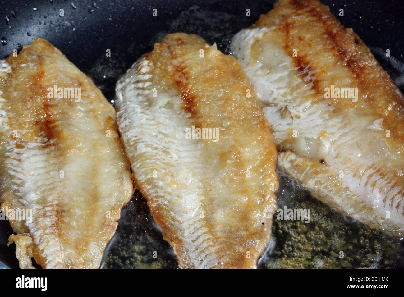 Gebratener Fisch in einer Pfanne erhitzen Stockfoto