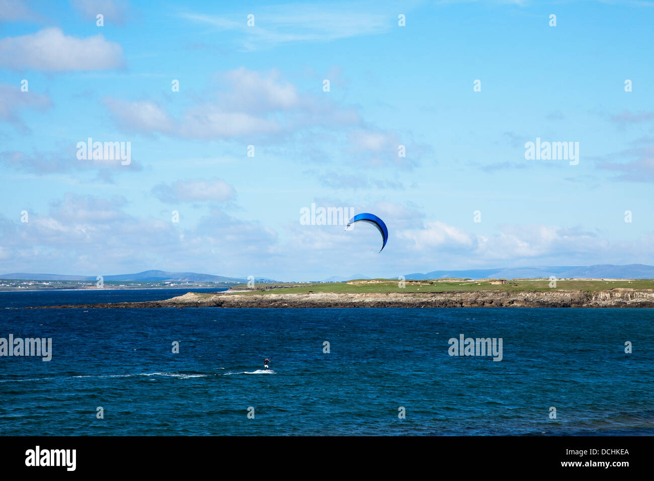 Ozean Kitesurfen; Doogort Strand, Achill Island, County Mayo, Irland Stockfoto