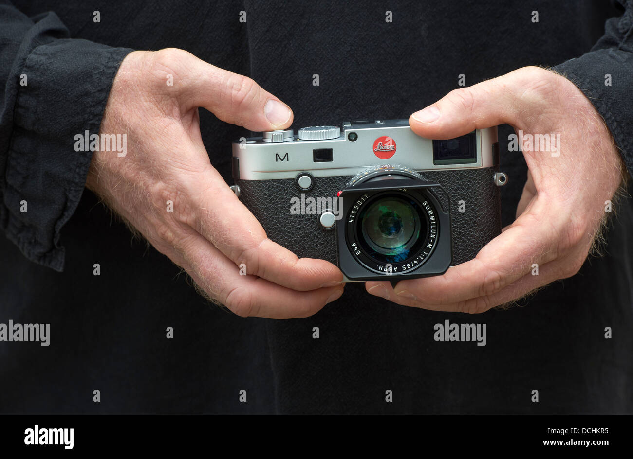 Fotografen Hände halten Messsucherkamera Leica M 240 Stockfoto