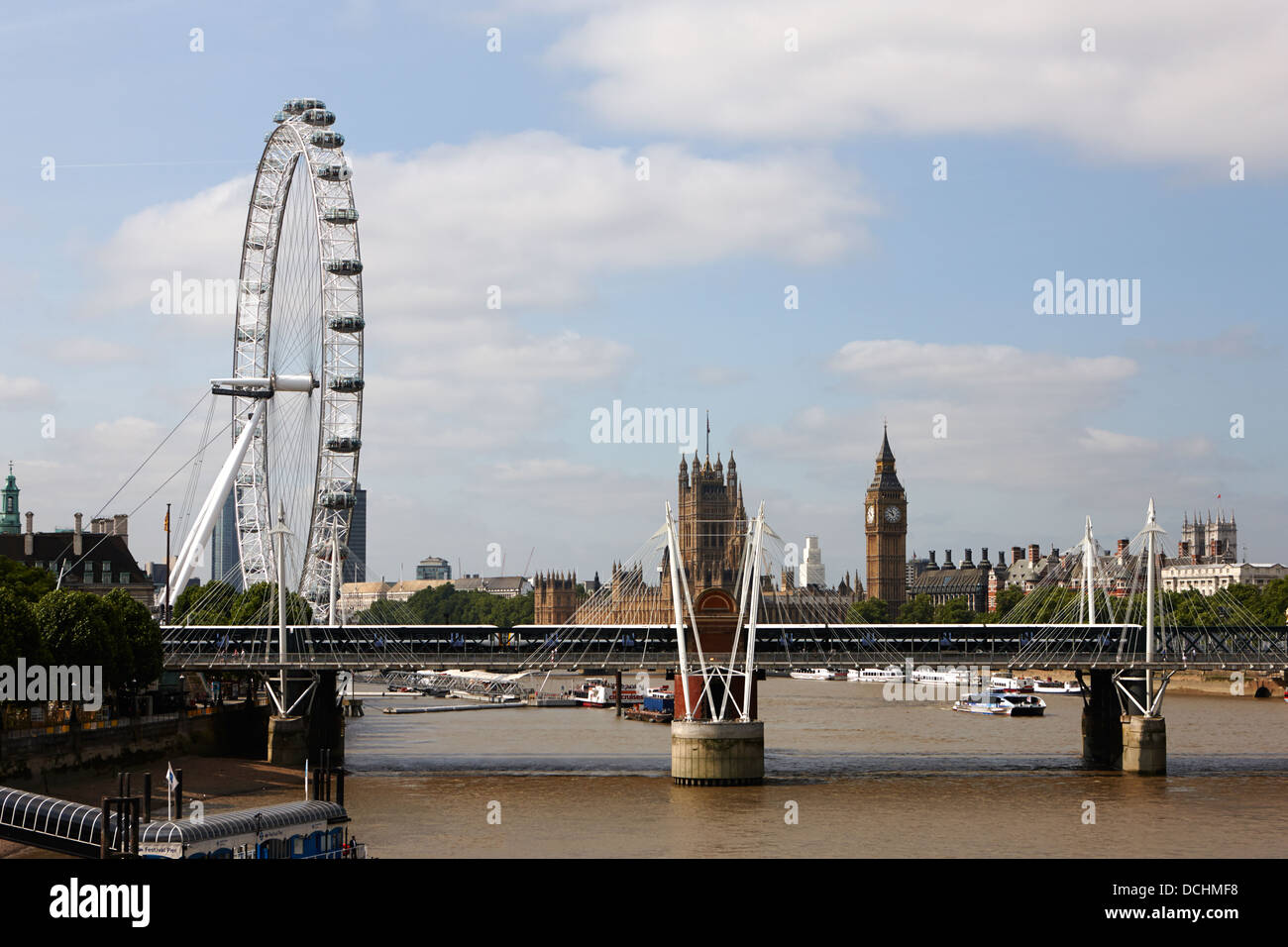 Überblick über die Hungerford bridge, London Eye und Häuser des Parlaments Fluss Themse London England UK Stockfoto