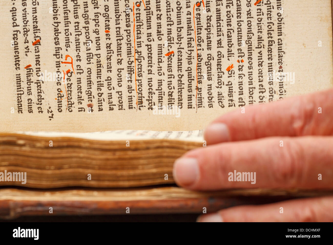 Eine alte alte Manuskript Bibel Inkunabel Inkunabel Buchblock drucken Drucken bedruckten Umschlag Leder Ziegenleder Hyde ausblenden Stockfoto