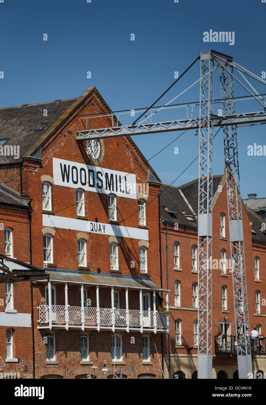 Woodsmill Kai Gebäude mit Kran auf dem Fluss Ouse, York City, Yorkshire, England Stockfoto