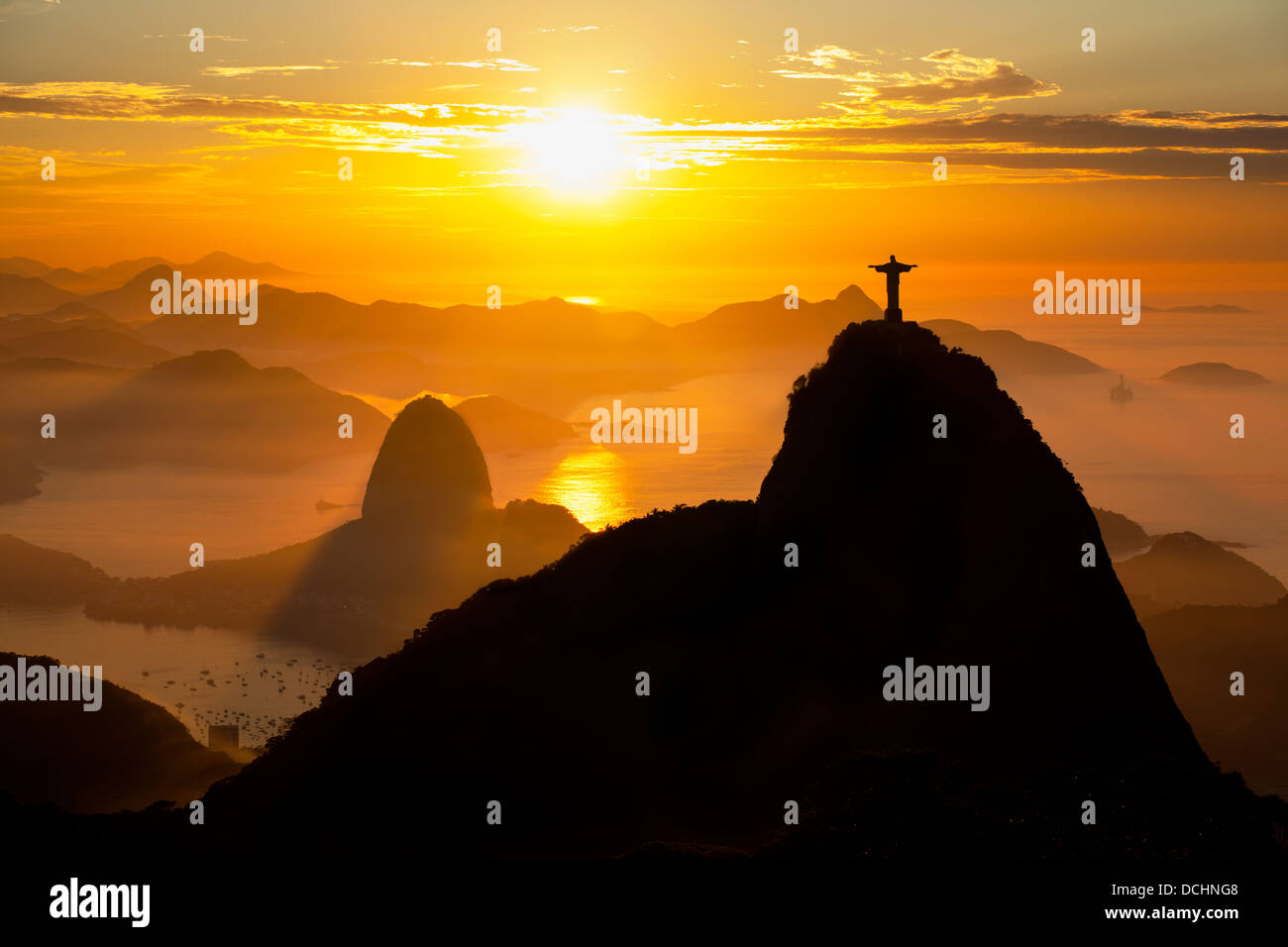 Die Christusstatue und Zuckerhut bei Sonnenaufgang, Wahrzeichen von Rio De Janeiro, frühen Morgennebel, Brasilien. Stockfoto