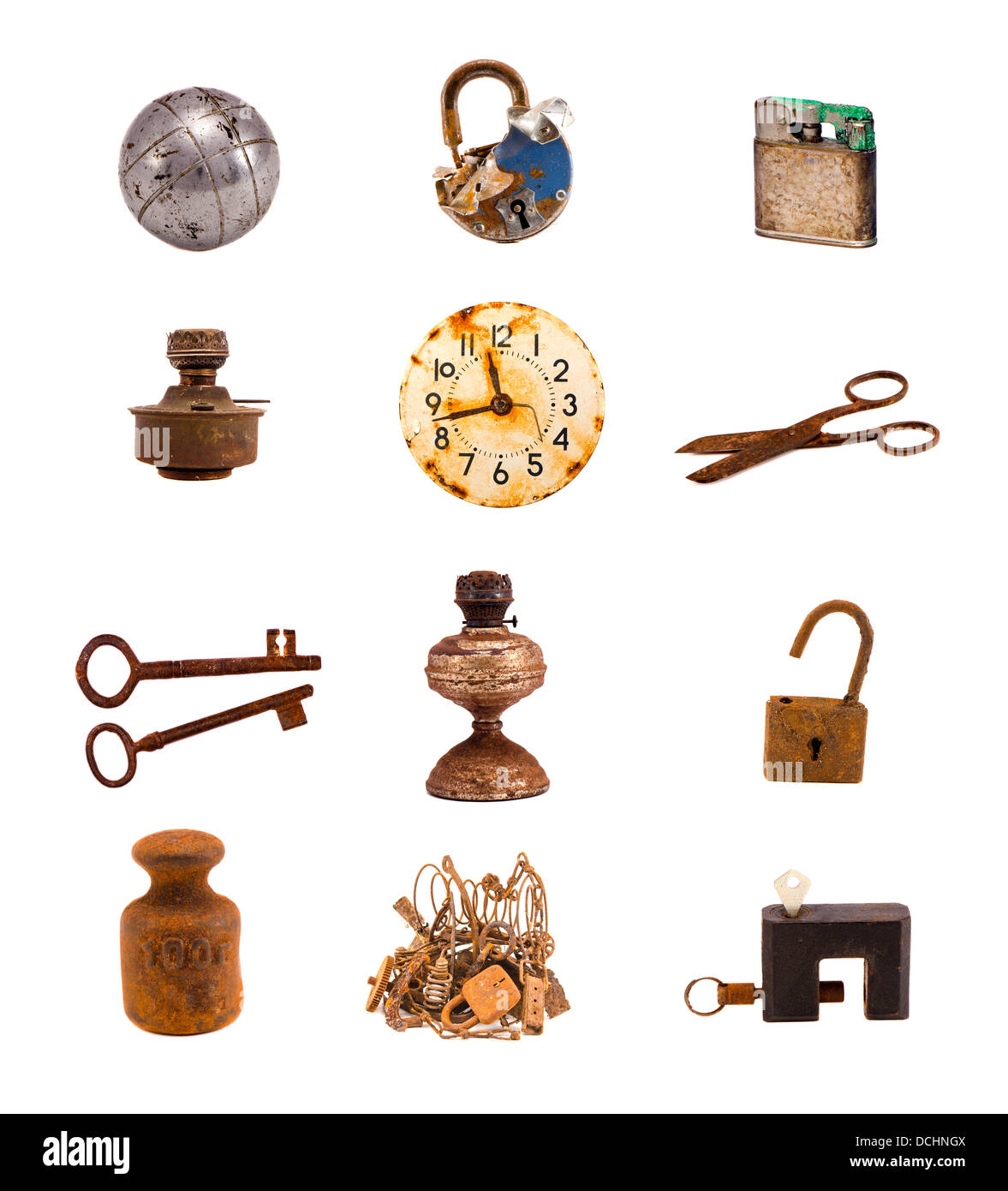 zwölf alte verschiedene Gegenstände und Werkzeuge, die isoliert auf weißem Hintergrund Stockfoto